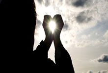 姆巴佩和莱万先后梅开二度,莱万依然在射手榜上领先三球.